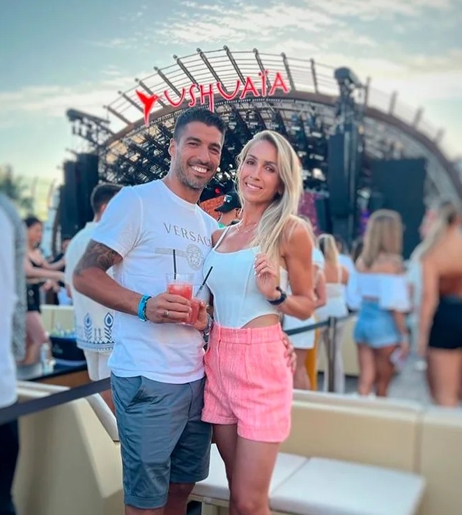 Ex-team-mate Suarez posed with Sofia at the concert